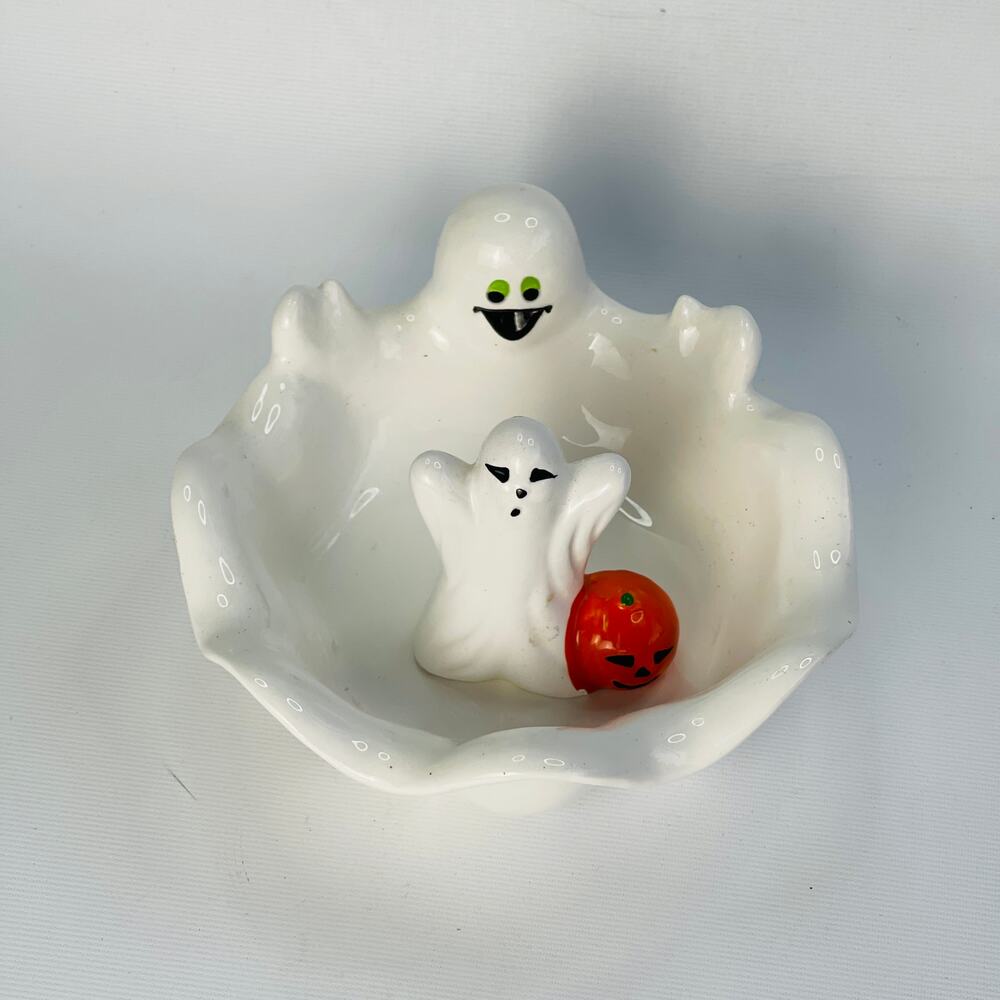 Ghost Dish Papel Freelance and Ghost Figurine